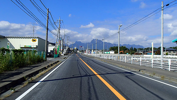 進行方向に見える山は妙義山